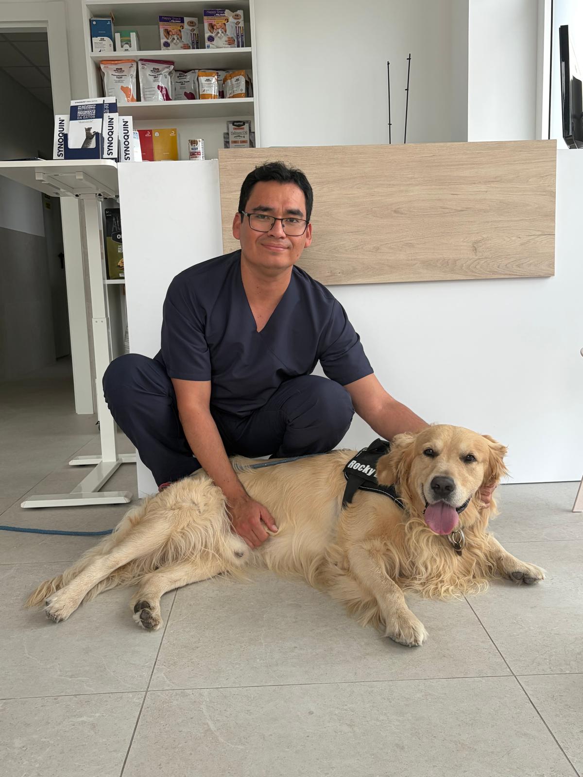 Jean Pierre, veterinario y socio fundador de Veterinaria TUMI, junto a un golden retriever