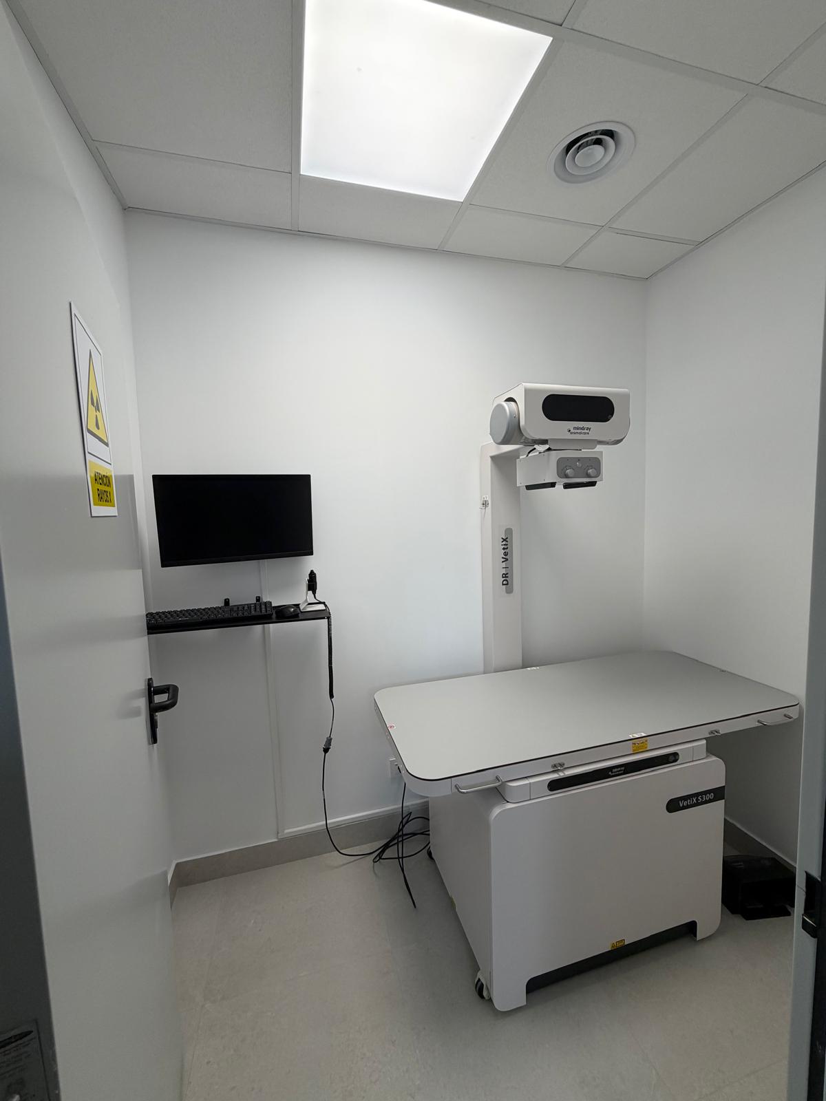 Sala de rayos X con equipo de radiología digital