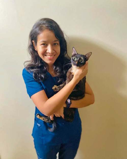 Diana, veterinaria y socia fundadora de Veterinaria TUMI, con un gato en brazos